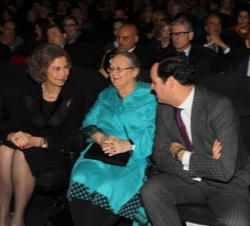 Doña Sofía junto a la presidenta de la Fundación Vicente Ferrer, Anna Ferrer y el presidente de la Corporación Radiotelevisión Española, Leopoldo Gonz